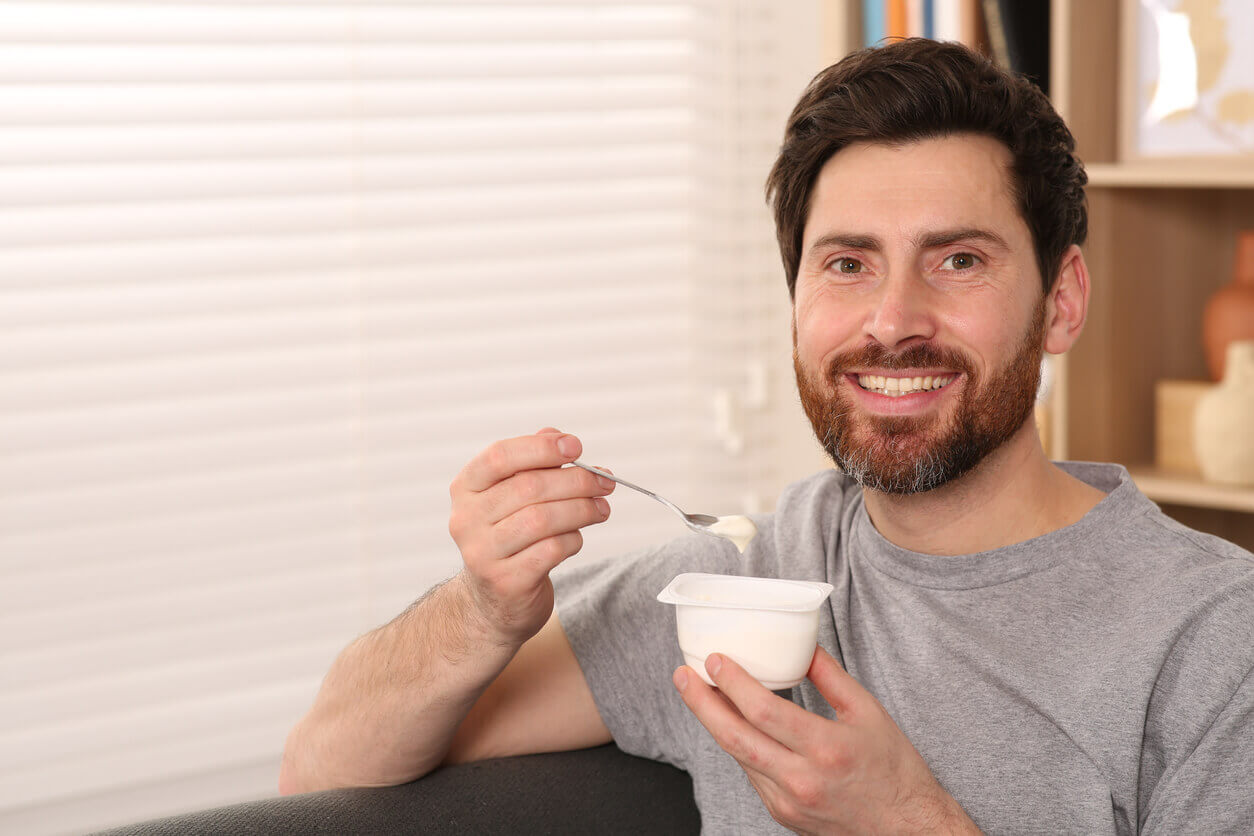 Homem ingerindo iorgurte, que é fonte de probiótico que ajuda a manter a saúde bucal – Culturelle.