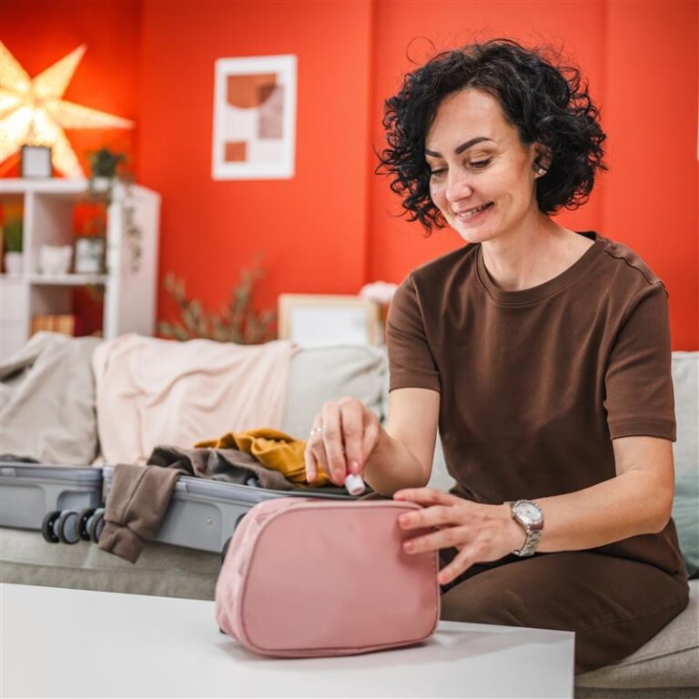 Farmacinha de férias com medicamentos básicos e probióticos para manter a saúde durante as viagens