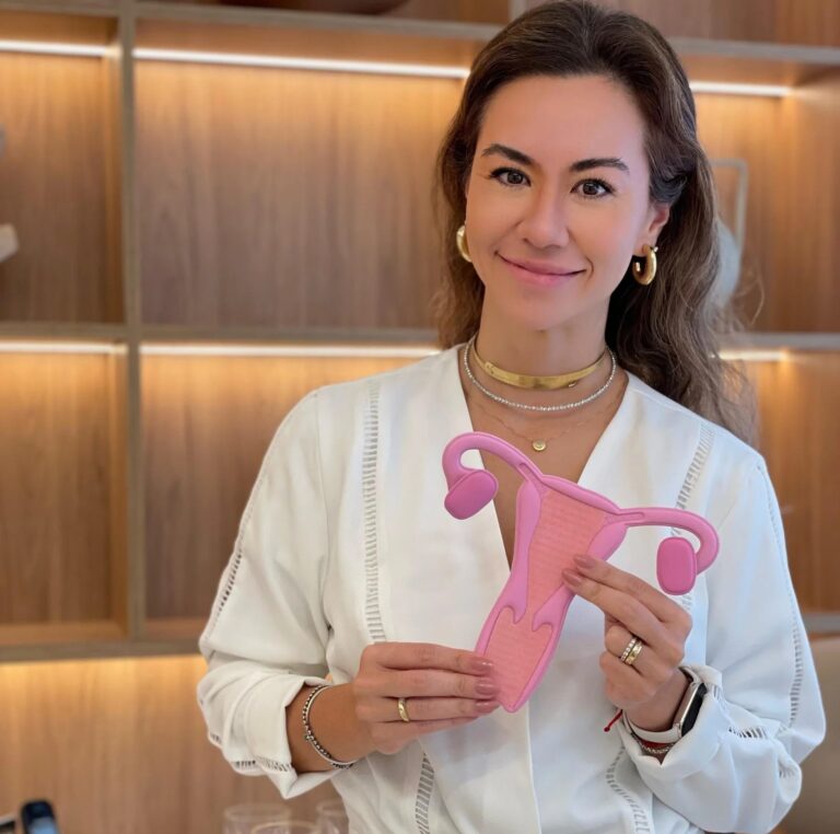 Dra. Mariana Morimoto segura protótipo da flora vaginal durante explicação sobre saúde intestinal e candidíase